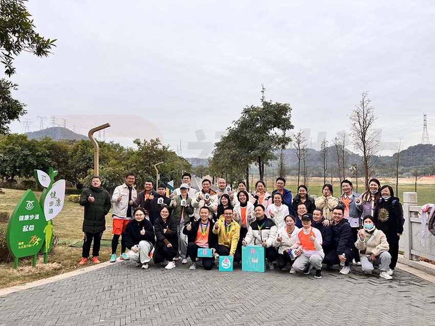 全體參賽人員合影留念，頒發(fā)獎品